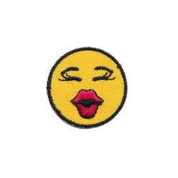 Faccina, Emoticon, Emoji che manda un bacio patch piccola termoadesiva - Modidea