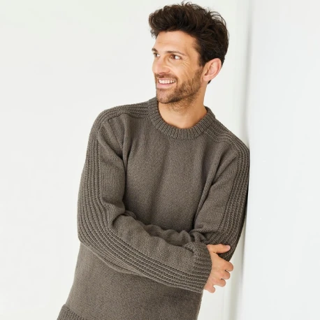 Magazine featuring two men's projects to be made withDMCr Merino Essentiel 4 wool yarn.