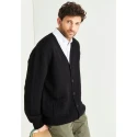 Rivista con 2 progetti uomo da realizzare con il filato in lana DMC Merino Essentiel 4