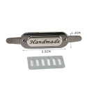 Etichette in metallo argento ovale con scritta “Handmade” per creazioni artigianali