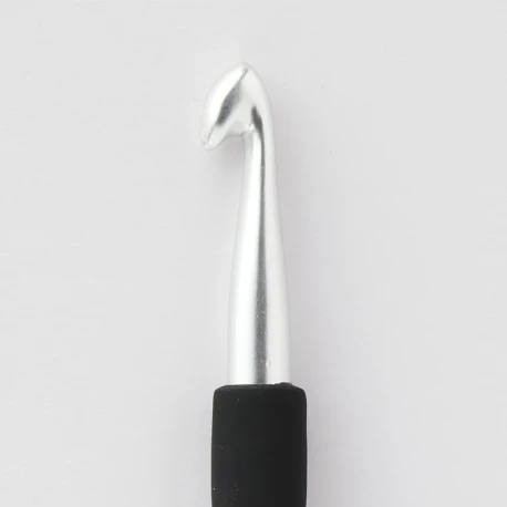 Knit Proe 6 crochet hook in aluminium with ergonomic soft handle