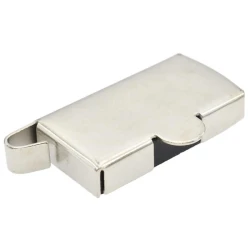 Large magnetic seam guide for accurate seam allowances