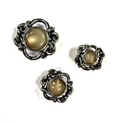 Elegante bottone vintage in metallo con madreperla ecologica