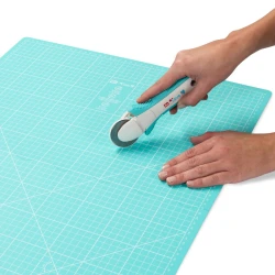 Tappetino base da taglio pieghevole 45 x 60cm per taglierine, patchwork e cucito creativo - Prym Love 611465 2